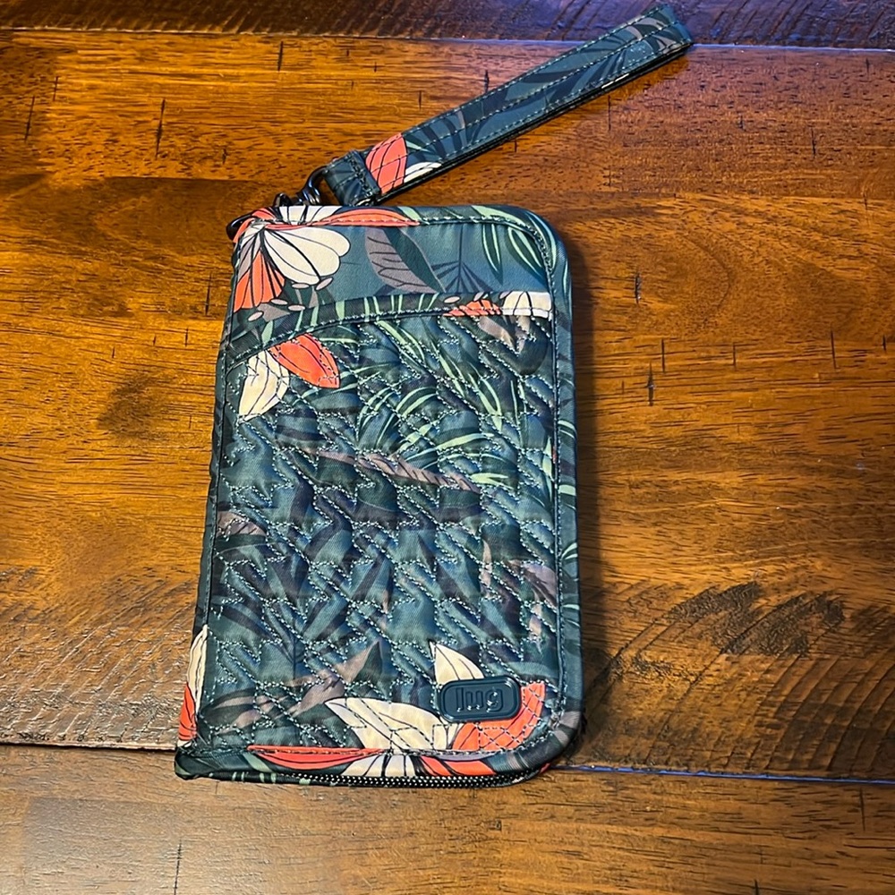 EUC LUG quilted wristlet in great condition ￼